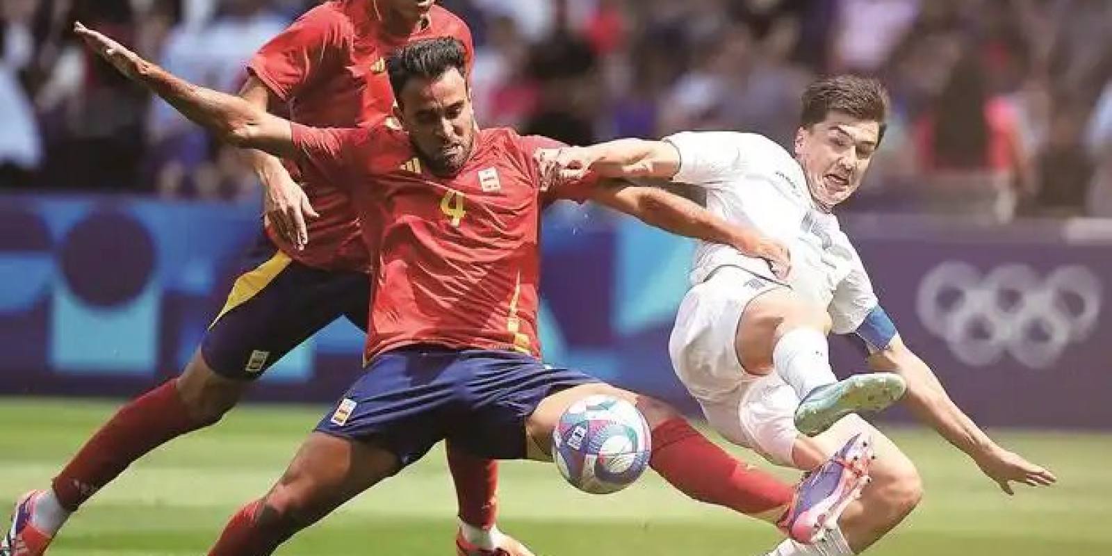 Bwin 必赢 轮播图二：青训教练在场边向年轻球员讲解战术