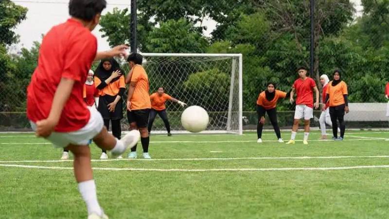 Bwin 必赢 关于我们配图：青少年球员在训练结束后集体合影